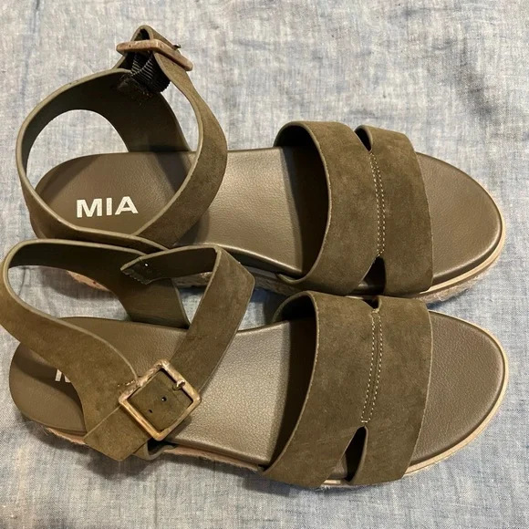 Mia “Evana” Wedge Sandals Olive Green EUC Only Worn Once Size 8 - Picture 9 of 10